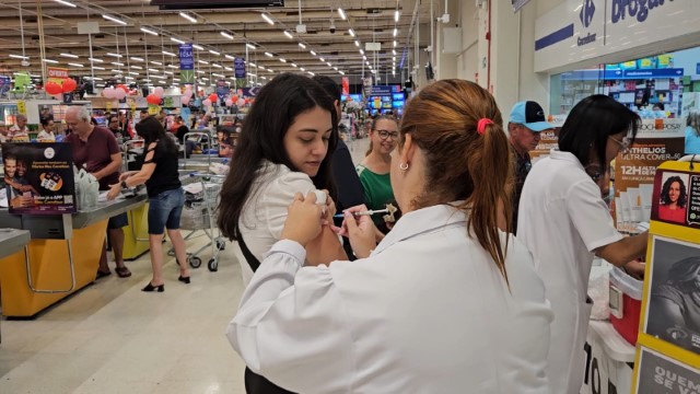 Secretaria de Saúde promove vacinação contra Influenza e Febre Amarela em supermercados