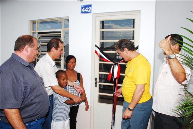 Prefeito entrega casa nova para 142 contemplados do Sumaré