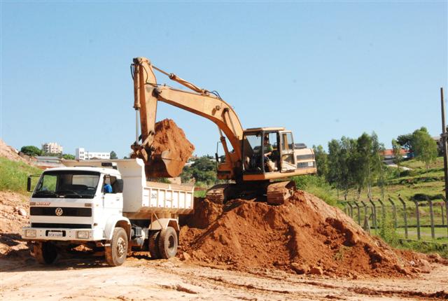 Parque de Obras faz terraplanagem onde será o Centro Esportivo da Vila Marcondes