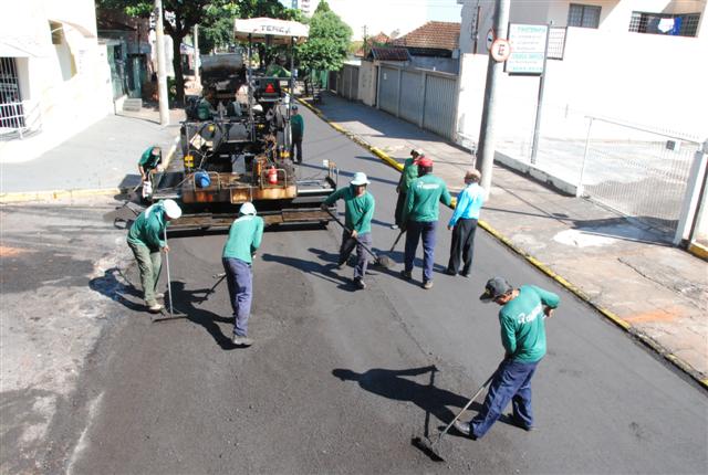 Movimentada rua Álvares Machado recebe recapeamento em toda sua extensão