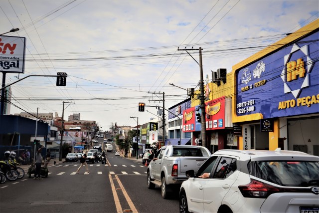 Semáforo na Avenida Brasil, em frente ao Bom Prato, entra em funcionamento