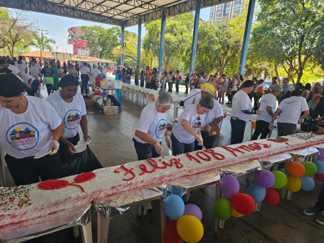 Presidente Prudente comemora 108 anos com bolo gigante servido à população