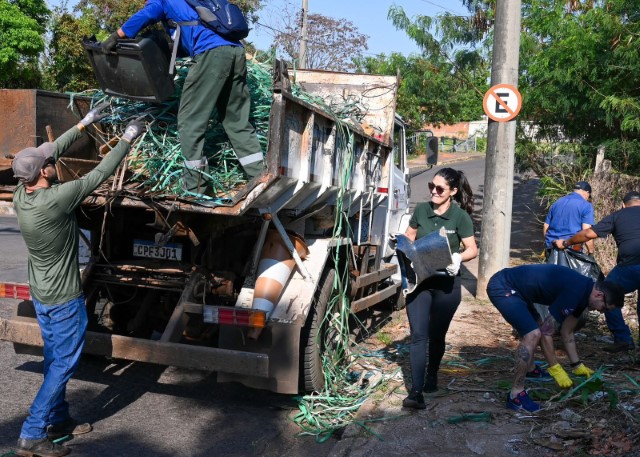 Mutirão de limpeza da Semea garante recolhimento de 2 toneladas de lixo na Vila Geni