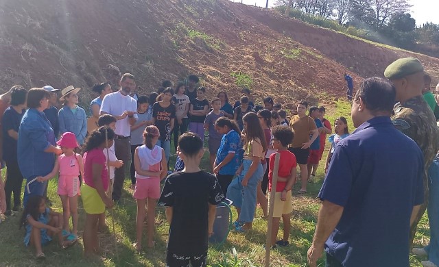 Semea faz plantio de 110 mudas nativas e anuncia distribuição de plantas em shopping