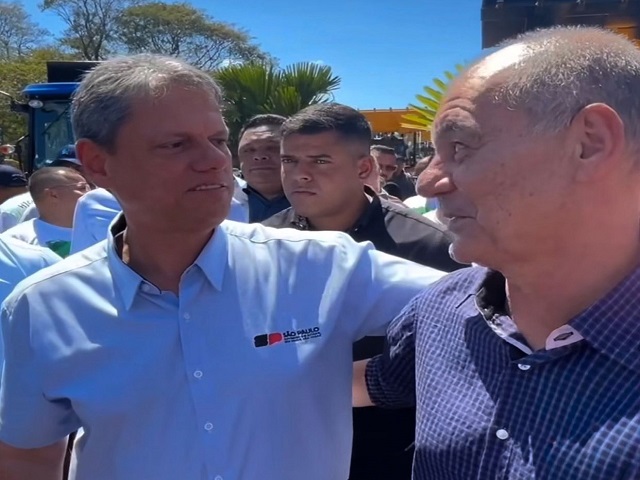 Em Campinas (SP), prefeito Tupã recebe maquinário agrícola em evento com governador