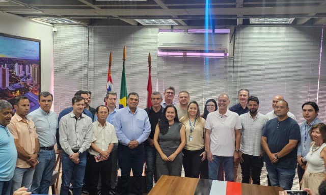 Em ato no gabinete, Assistência Social e parceiros lançam programa Caminhos para Autonomia