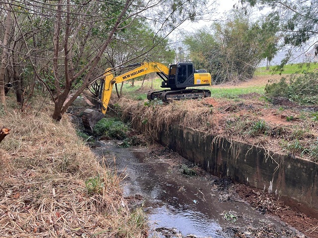 Prefeitura inicia limpeza preventiva em pontos críticos com risco de alagamento em Prudente
