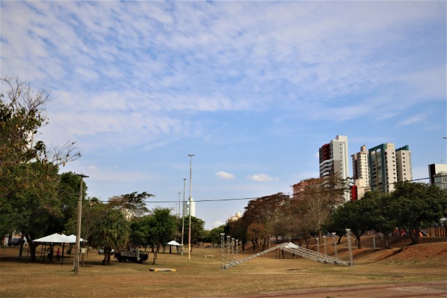 Estrutura para receber Brinca Prudente começa ser montada; evento gratuito neste domingo 
