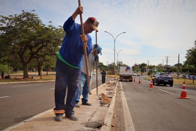 Nova iluminação na Avenida Manoel Goulart garante mais segurança a quem passa pelo local