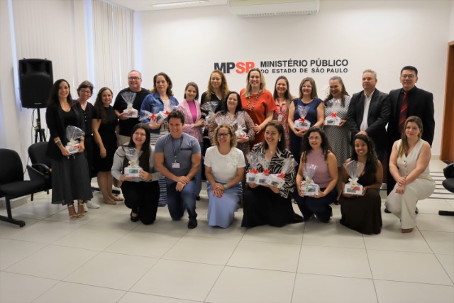 Professores da rede municipal recebem prêmio por boas práticas pedagógicas 