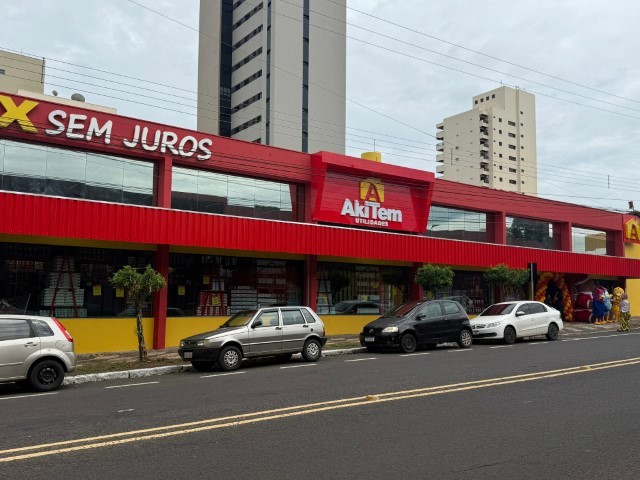 Prefeito participa de inauguração da loja Aki Tem no centro, que gerou 25 novos empregos