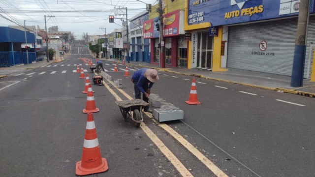 Semob e Sosp iniciam instalação de gradil na Avenida Brasil para reforçar a segurança