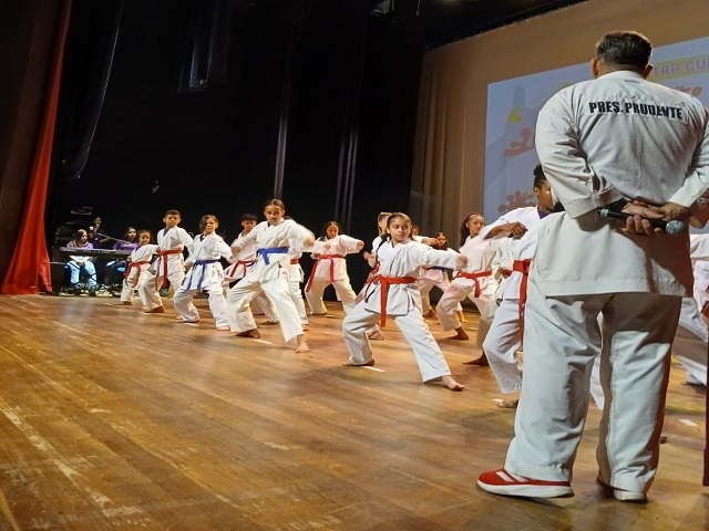 Alunos do Projeto Aquarela realizam apresentação no Teatro do Matarazzo para encerrar 2025