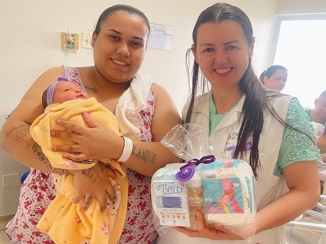 Banco de Leite Humano entrega 70 kits arrecadados no Novembro Roxo, mês da prematuridade