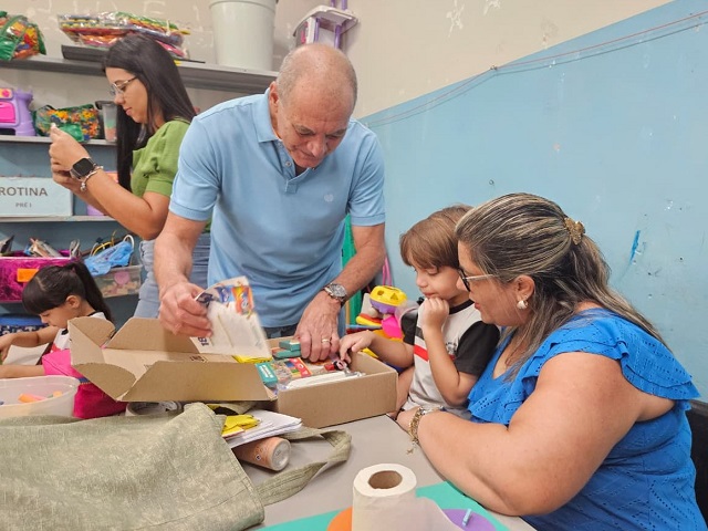 Em volta às aulas, prefeito oficializa entrega de kit escolares a alunos da rede municipal