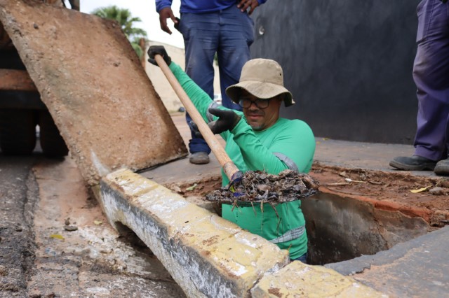 Secretaria de Obras e Prudenco intensificam limpeza preventiva no Parque do Povo
