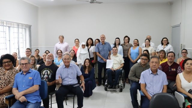 Prefeito acompanha cerimônia de repasse de R$ 500 mil a entidades, proveniente de emenda