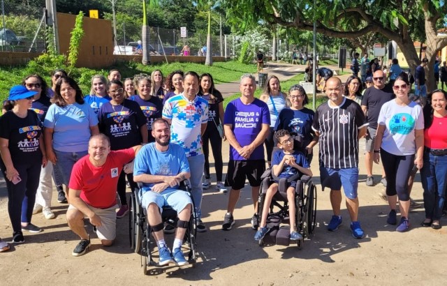 Caminhada de conscientização do TEA reúne 300 pessoas e reforça inclusão em Prudente