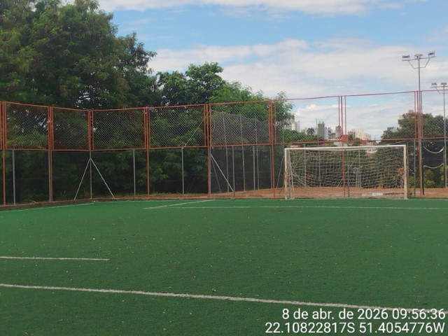 Prefeitura atende demanda e eleva alambrado em campo sintético no Jardim Eldorado