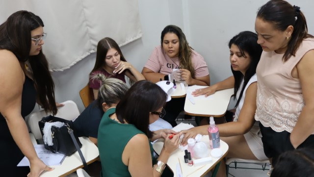 Fundo Social e Sebrae promovem curso de esmaltação voltado para geração de renda