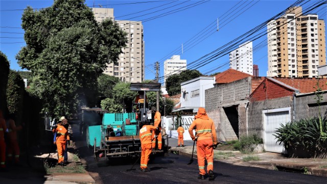 Recapeamento asfáltico é concluído em duas ruas e avança na Rua Júlio Prestes