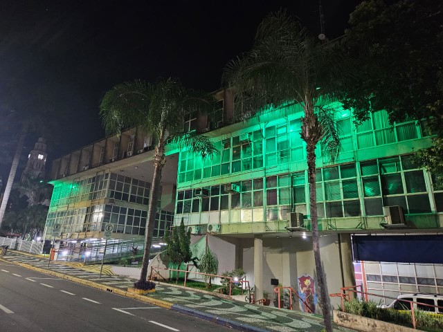 Prefeitura adere Abril Verde e ilumina Paço Municipal em apoio à saúde do trabalhador