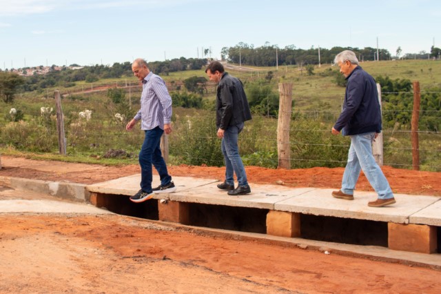 Prefeito vistoria obras e serviços em diferentes regiões de Prudente