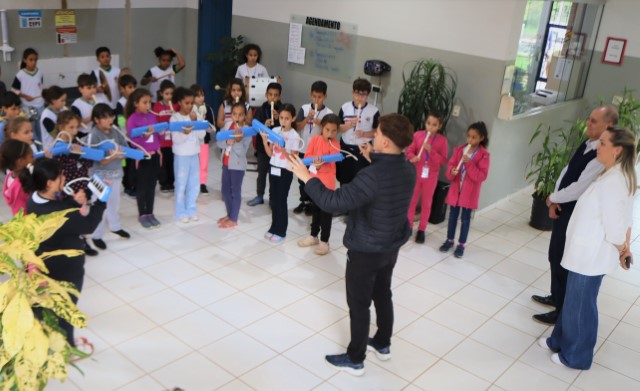 Prefeito acompanha entrega de novos instrumentos musicais para Cidadescola