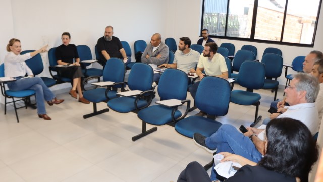 Prefeitura discute estratégias de enfrentamento a animais de grande porte soltos nas ruas