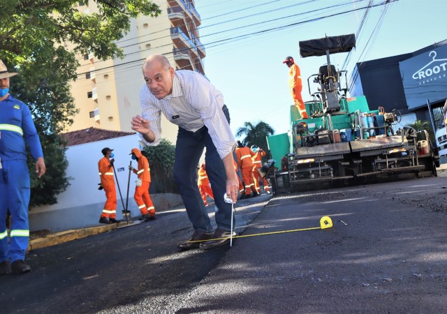 Prefeito acompanha 2ª fase do recape na Rui Barbosa; 15 km de ruas já foram recuperadas