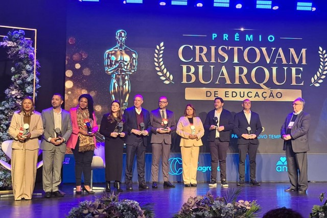 Prudente recebe Troféu Cristovam Buarque de Tecnologia e Inovação, em Curitiba (PR)
