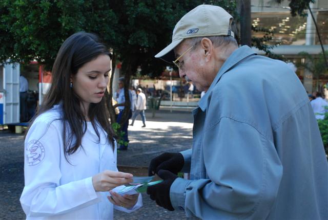 Transeuntes do Calçadão recebem informações sobre uso correto de medicamentos