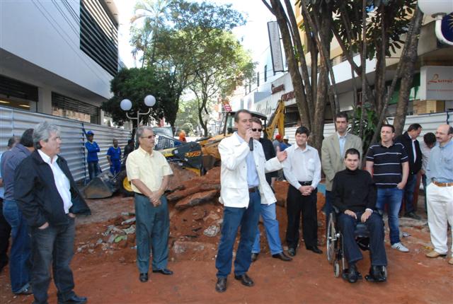 Calçadão central começa a ser revitalizado após mais de 30 anos de sua construção