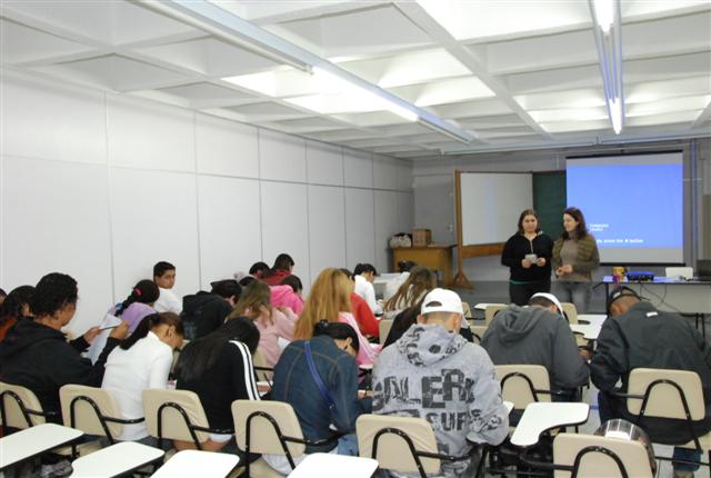 Projeto oferece orientação a alunos do Monsenhor Sarrion e Casa do Pequeno Trabalhador