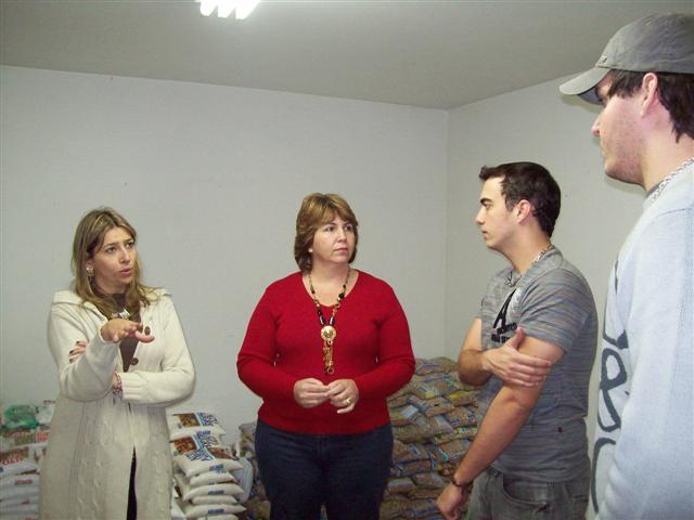Dupla faz show e arrecada 1,8 mil quilos de alimentos ao Fundo