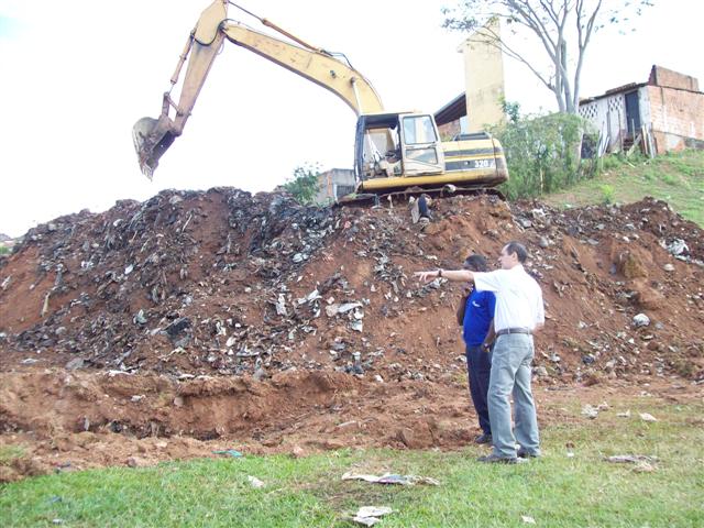 Prefeito inspeciona troca de tubulação na Vila Brasil
