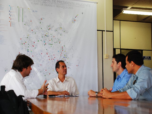 Prefeito recebe representantes da empresa Passaredo