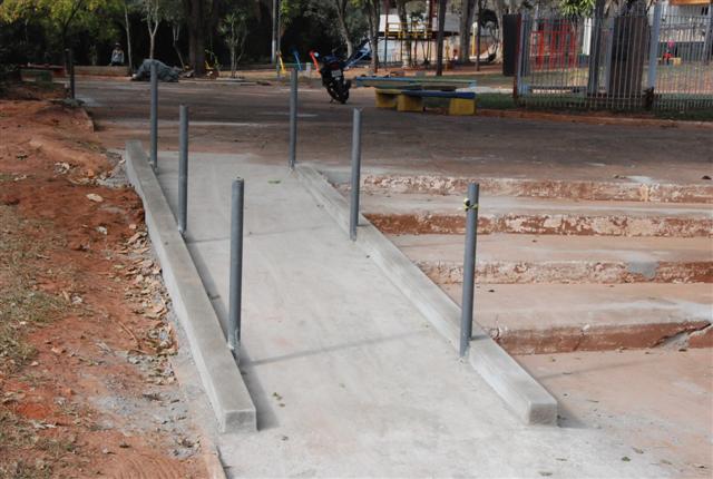 Frentes de Serviços viabilizam rampas de acessibilidade em praça do Bongiovani 