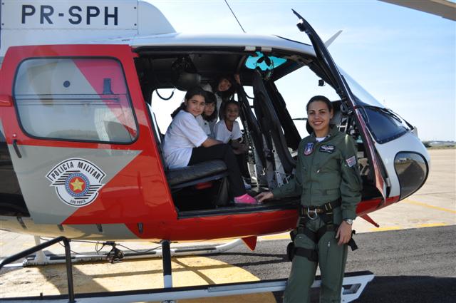 Alunos da escola do Cecap encerram semestre com visita ao aeroporto de Prudente