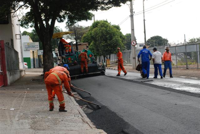 Com apoio da Semav, empreiteira mantém recapeamento na Antônio Rodrigues