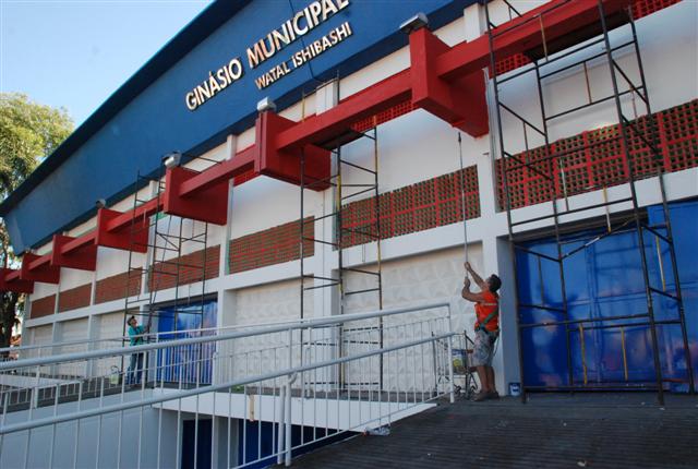 Mutirão da Prefeitura garante conservação da área em torno do Ginásio de Esportes