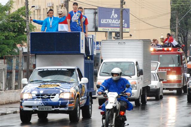 Desfile em carro aberto da vitória dos Jogos Regionais mobiliza população prudentina 