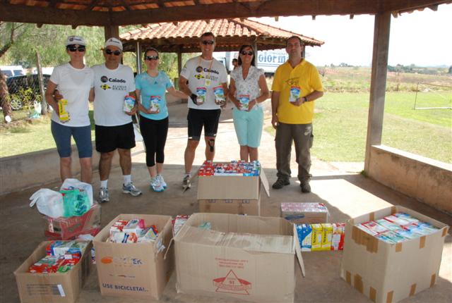Grupo de amigos Pedivela Bike doa mais de 300 litros de leite ao Fundo Social