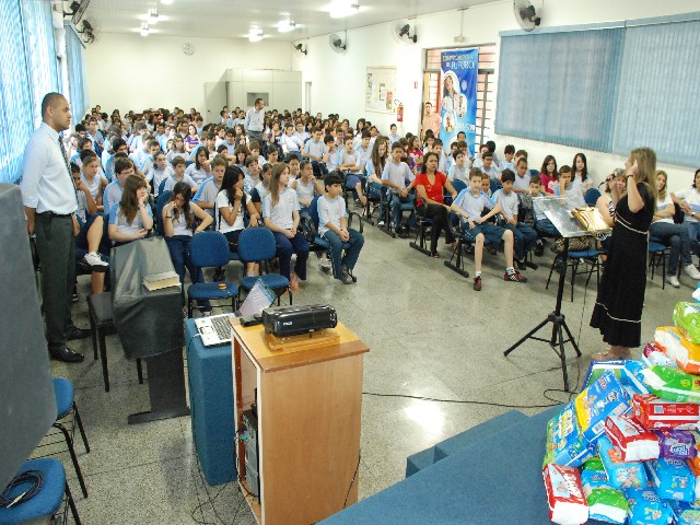 Alunos do Colégio Adventista doam 800 pacotes de fraldas para o Fundo Social