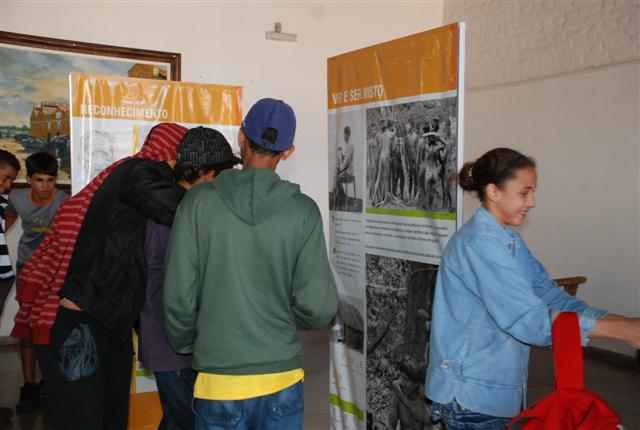 Estudantes da região visitam exposições de painéis e pinturas no Centro Cultural Matarazzo