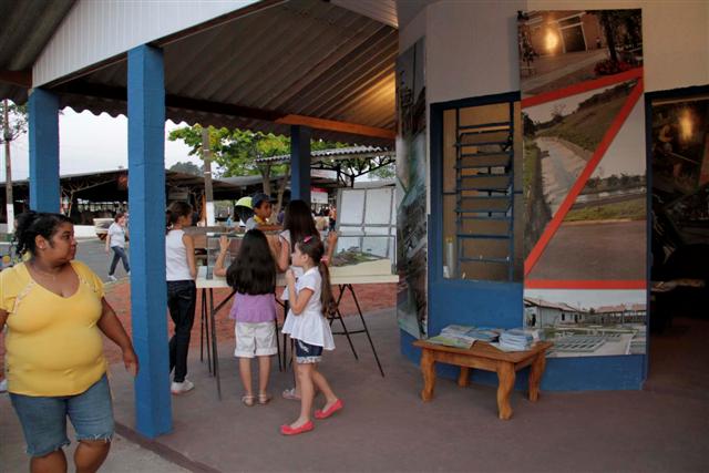 Maquete do Parque Aquático no estande da Prefeitura chama a atenção da população