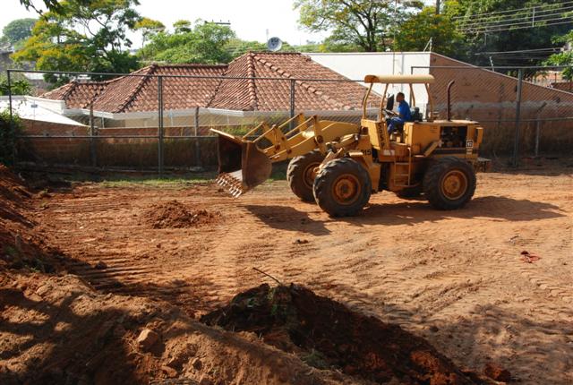 Secretaria de Obras agiliza construção do campo de futebol ao lado da praça na Vila Mendes