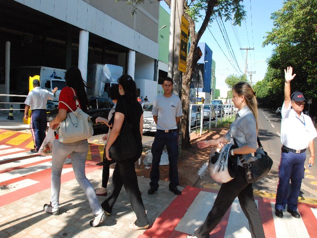 Semav intensifica trabalho dos agentes de trânsito para conscientizar motoristas