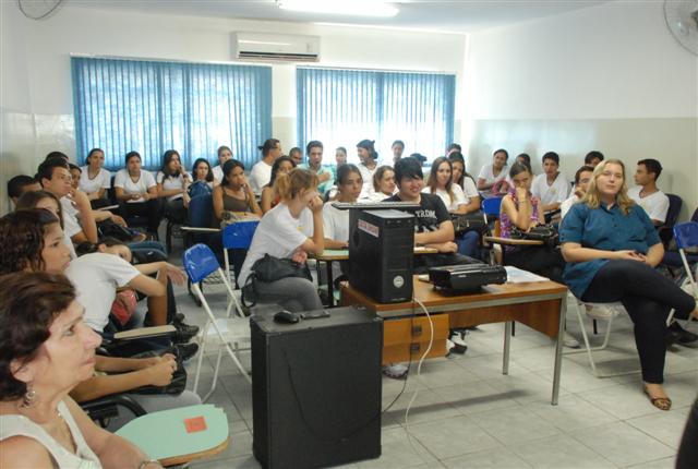 Jovens da Casa do Pequeno Trabalhador participam de palestra com Marisa Fefferman