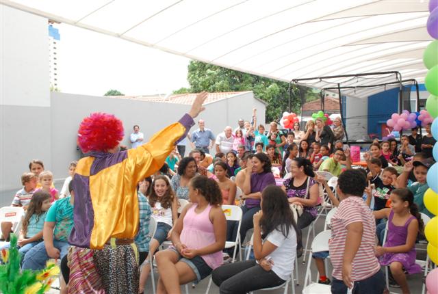 Crianças em tratamento no Instituto RH participam de festa e recebem brinquedos 